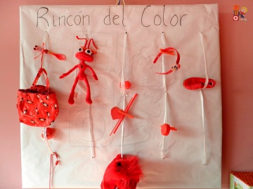 Rincón del Color Nuestro Rincón del color empieza a tomar forma y se está llenando de objetos que cada niño trae de casa.